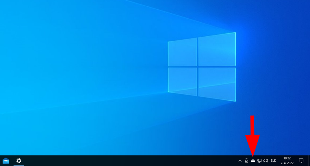 Ikona OneDrive pri systémových hodinách Windows