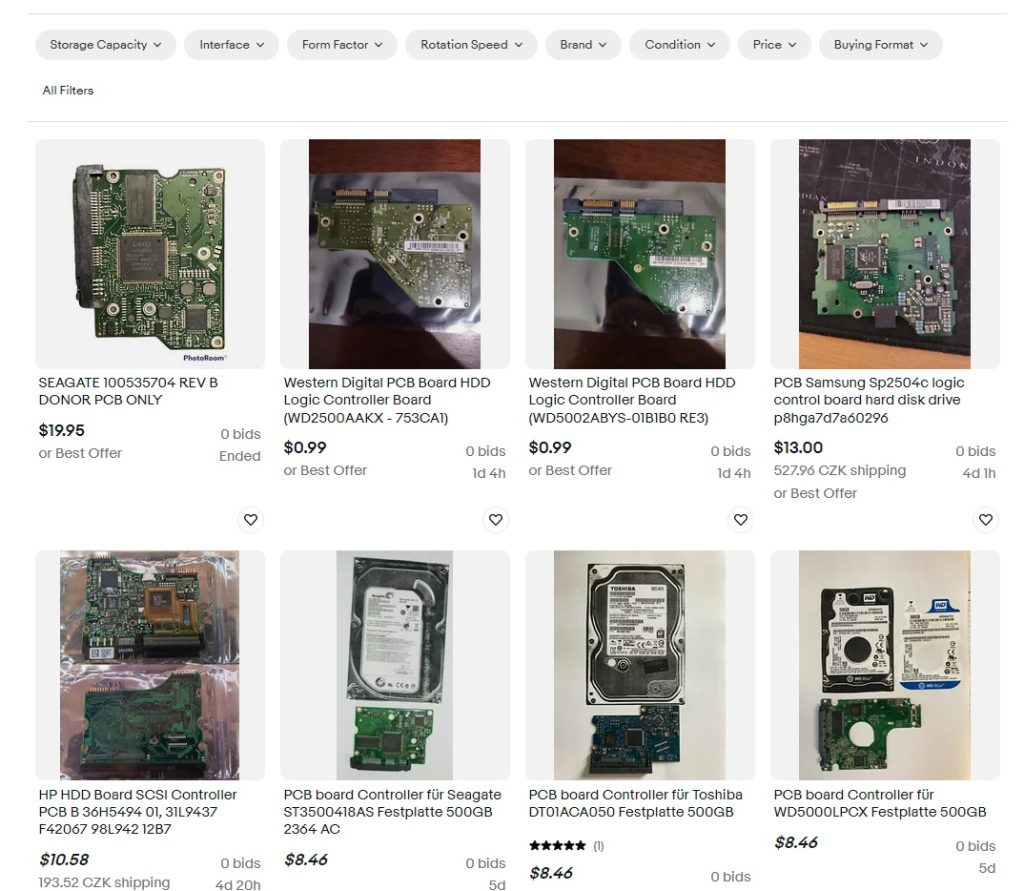 Fotografia bazáru s predajom rozličných dosiek elektroniky pre rôzne modely pevných diskov