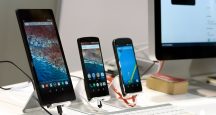 tri smartfony s androidom na stojane